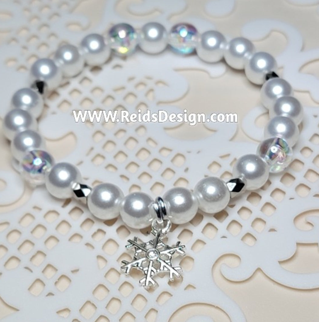 SNOWFLAKE ❄️ Glass Pearl Bracelet... size 7.5