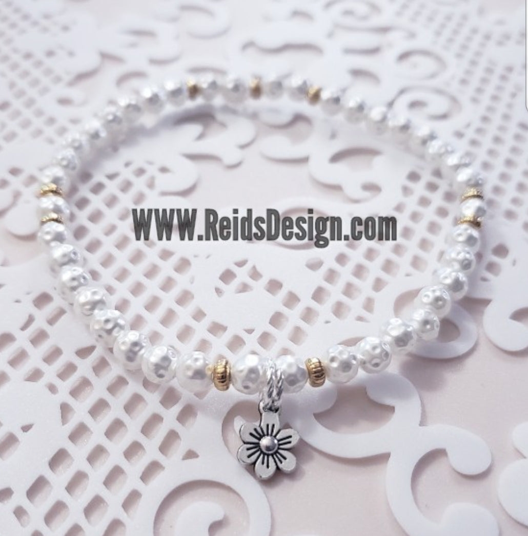 Sale... White and Gold Flower Anklet