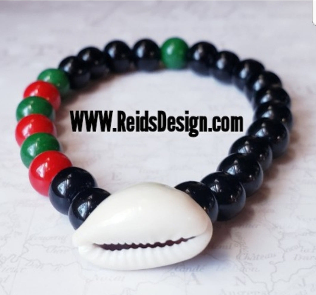 Cowrie Shell Mountain Jade and Glass Bead Bracelet